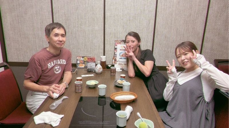 食後の院長とピースをしているスタッフ2名