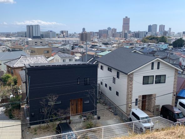 住宅街の奥にビル群　高台から